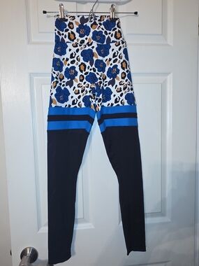 Noireblanc Blue Blossoms scrunch leggings
